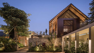 Cảnh quan xanh tuyệt đẹp bao trùm khắp căn Villa Ton, Indonesia.