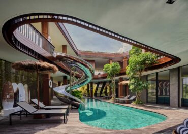 Ngôi nhà hiện đại được xây dựng quanh hồ bơi cùng cầu trượt độc đáo