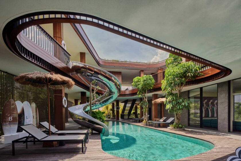 Ngôi nhà hiện đại được xây dựng quanh hồ bơi cùng cầu trượt độc đáo