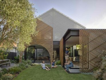 Cách một tấm bình phong gỗ biến phần mở rộng ngôi nhà này thành một tác phẩm thiết kế trưng bàyTừ căn nhà cũ đến kiệt tác thiết kế – tất cả nhờ một lớp lam gỗ.