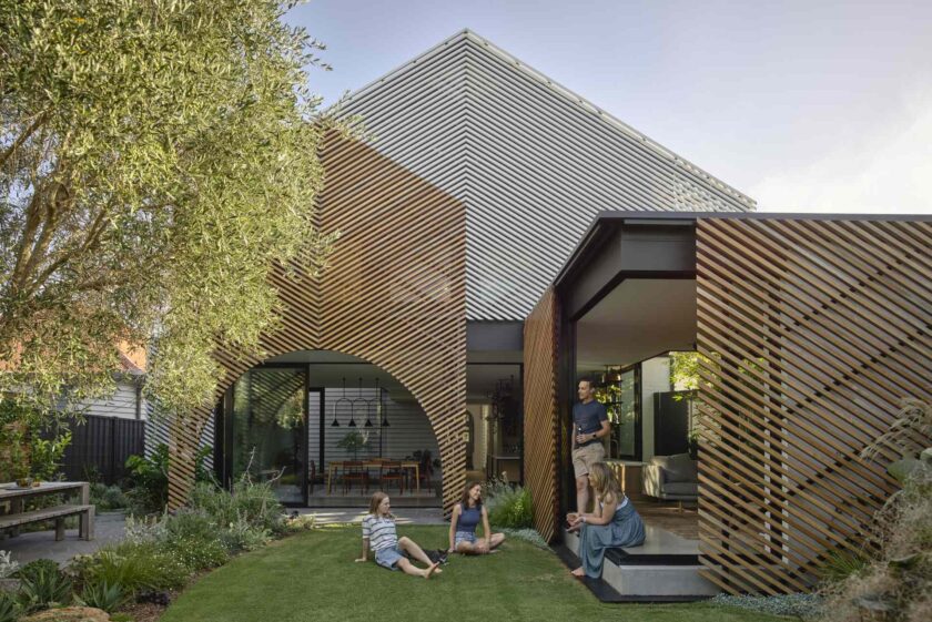 Cách một tấm bình phong gỗ biến phần mở rộng ngôi nhà này thành một tác phẩm thiết kế trưng bàyTừ căn nhà cũ đến kiệt tác thiết kế – tất cả nhờ một lớp lam gỗ.