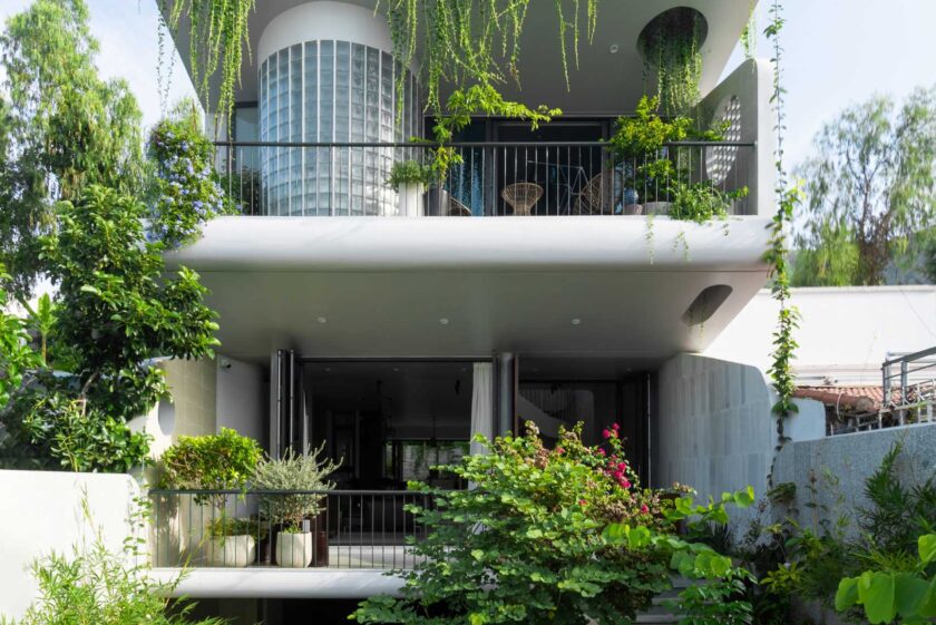 Cây xanh phủ kín bên ngoài ngôi nhà hiện đại giữa lòng thành phố biển Nha Trang